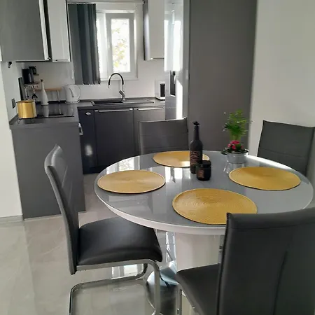 With Parking Space - 23229 Apartman Omis