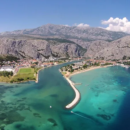 With A Parking Space - 23229 * Omis